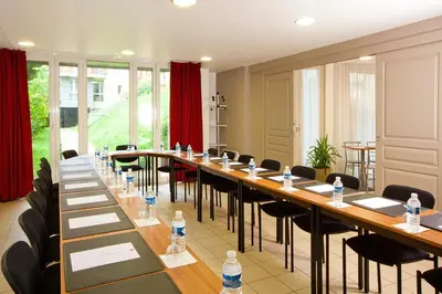 Espace de conférence ou salle de réunion dans l'établissement Séjours & Affaires Paris Ivry
