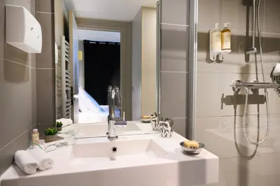 Salle de bains dans l'établissement Hôtel Helzear Champs-Elysées by Esteem