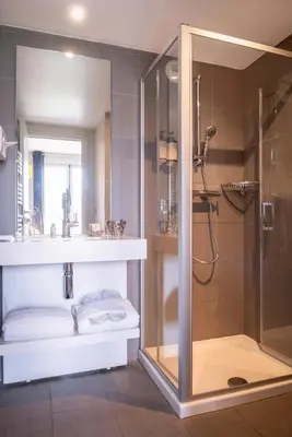 Salle de bains dans l'établissement Hôtel Helzear Champs-Elysées by Esteem