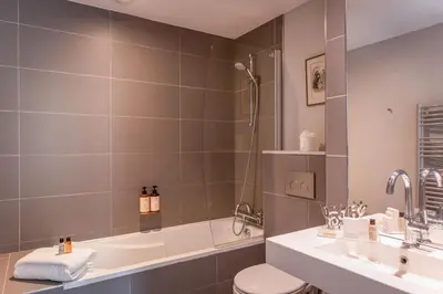 Salle de bains dans l'établissement Hôtel Helzear Champs-Elysées by Esteem