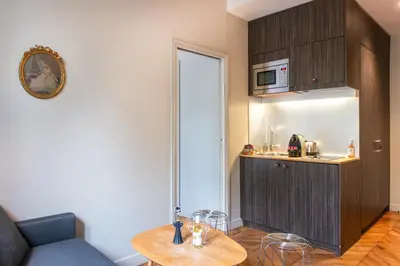 Cuisine ou kitchenette dans l'établissement Hôtel Helzear Champs-Elysées by Esteem