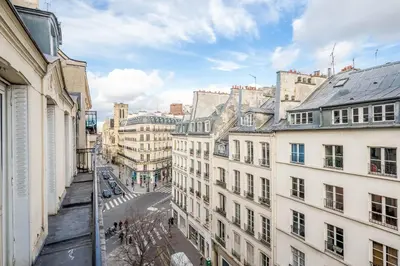 Vue générale sur Paris ou vue de la ville depuis l'appartement