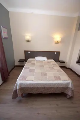 Un ou plusieurs lits dans un hébergement de l'établissement Hôtel Le Bellevue - Paris Porte d'Orléans