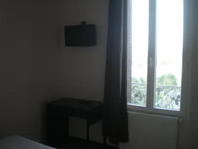 Télévision ou salle de divertissement dans l'établissement Hôtel Le Bellevue - Paris Porte d'Orléans