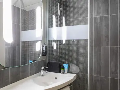 Salle de bains dans l'établissement ibis Paris porte de Bercy