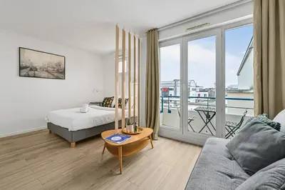 Un ou plusieurs lits dans un hébergement de l'établissement Appt avec balcon et vue Tour Eiffel - Tram Expo