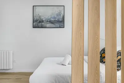 Un ou plusieurs lits dans un hébergement de l'établissement Appt avec balcon et vue Tour Eiffel - Tram Expo