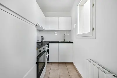 Cuisine ou kitchenette dans l'établissement Appt avec balcon et vue Tour Eiffel - Tram Expo