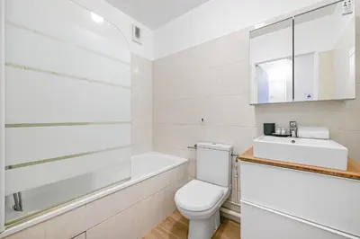 Salle de bains dans l'établissement Appt avec balcon et vue Tour Eiffel - Tram Expo