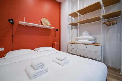 Un ou plusieurs lits dans un hébergement de l'établissement Parisuites Central Canal Saint Martin Design & Luxe & Cosy