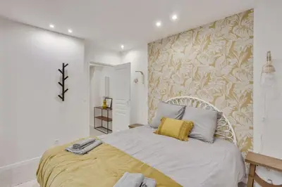 Un ou plusieurs lits dans un hébergement de l'établissement 143 Suite La Française Superbe Appartement à Paris