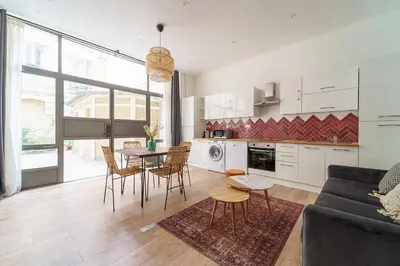 Cuisine ou kitchenette dans l'établissement Parisuites Central Canal Saint Martin Chic & Design & Cosy