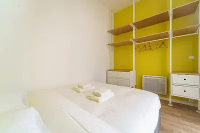 Un ou plusieurs lits dans un hébergement de l'établissement Parisuites Central Canal Saint Martin Chic & Design & Cosy