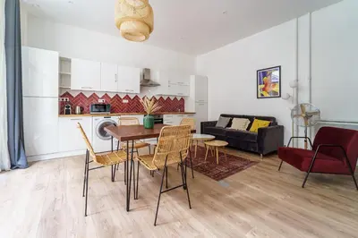 Cuisine ou kitchenette dans l'établissement Parisuites Central Canal Saint Martin Chic & Design & Cosy