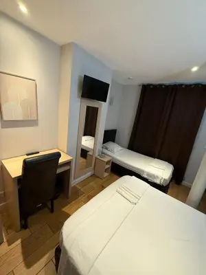 Un ou plusieurs lits dans un hébergement de l'établissement LAFAYETTE HOTEL
