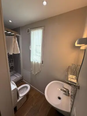 Salle de bains dans l'établissement LAFAYETTE HOTEL