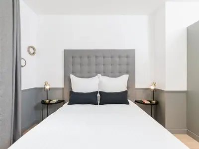 Un ou plusieurs lits dans un hébergement de l'établissement LivinParis - Luxury 3 Bedrooms Arc de Triomphe I