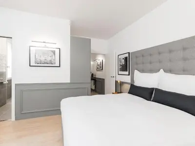 Un ou plusieurs lits dans un hébergement de l'établissement LivinParis - Luxury 3 Bedrooms Arc de Triomphe I