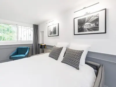 Un ou plusieurs lits dans un hébergement de l'établissement LivinParis - Luxury 3 Bedrooms Arc de Triomphe I