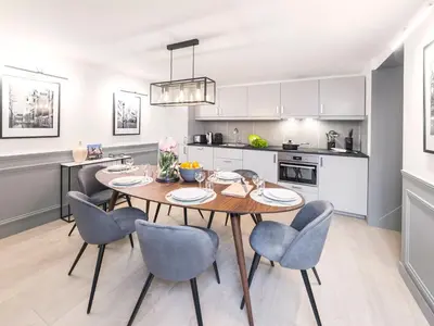 Cuisine ou kitchenette dans l'établissement LivinParis - Luxury 3 Bedrooms Arc de Triomphe I