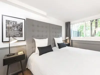 Un ou plusieurs lits dans un hébergement de l'établissement LivinParis - Luxury 3 Bedrooms Arc de Triomphe I