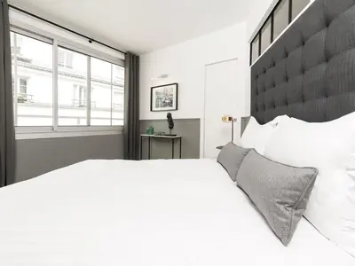 Un ou plusieurs lits dans un hébergement de l'établissement LivinParis - Luxury AC 3 Bedrooms Le Marais III
