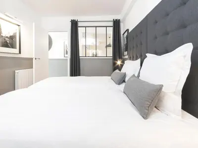 Un ou plusieurs lits dans un hébergement de l'établissement LivinParis - Luxury AC 3 Bedrooms Le Marais III