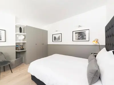 Un ou plusieurs lits dans un hébergement de l'établissement LivinParis - Luxury AC 3 Bedrooms Le Marais III