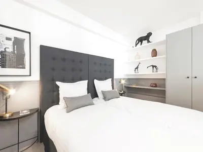 Un ou plusieurs lits dans un hébergement de l'établissement LivinParis - Luxury AC 3 Bedrooms Le Marais III