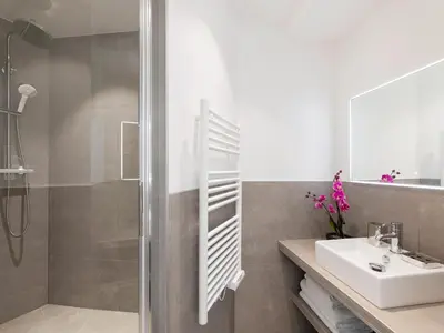 Salle de bains dans l'établissement LivinParis - Luxury AC 3 Bedrooms Le Marais III