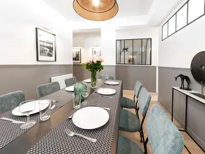 Coin salon dans l'établissement LivinParis - Luxury AC 3 Bedrooms Le Marais III