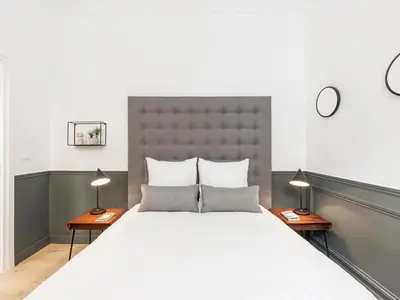 Un ou plusieurs lits dans un hébergement de l'établissement LivinParis - Luxury 3 Bedrooms Opera I
