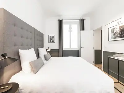 Un ou plusieurs lits dans un hébergement de l'établissement LivinParis - Luxury 3 Bedrooms Opera I