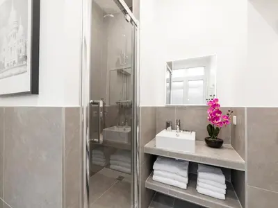 Salle de bains dans l'établissement LivinParis - Luxury 3 Bedrooms Opera I