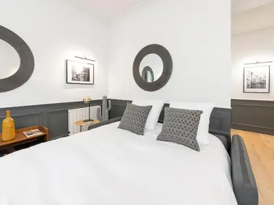 Un ou plusieurs lits dans un hébergement de l'établissement LivinParis - Luxury 3 Bedrooms Opera I