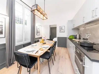 Cuisine ou kitchenette dans l'établissement LivinParis - Luxury 3 Bedrooms Opera I