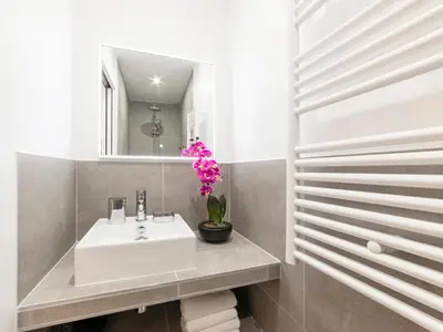 Salle de bains dans l'établissement LivinParis - Luxury 3 Bedrooms Opera I