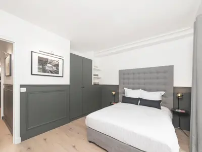 Un ou plusieurs lits dans un hébergement de l'établissement LivinParis - Luxury AC 3 Bedrooms Le Louvre III