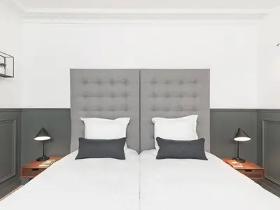 Un ou plusieurs lits dans un hébergement de l'établissement LivinParis - Luxury AC 3 Bedrooms Le Louvre III
