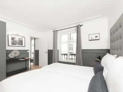 Un ou plusieurs lits dans un hébergement de l'établissement LivinParis - Luxury AC 3 Bedrooms Le Louvre III