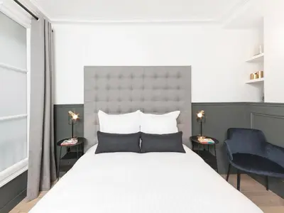 Un ou plusieurs lits dans un hébergement de l'établissement LivinParis - Luxury AC 3 Bedrooms Le Louvre III