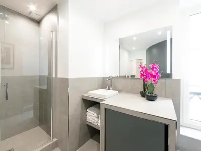 Salle de bains dans l'établissement LivinParis - Luxury AC 3 Bedrooms Le Louvre III