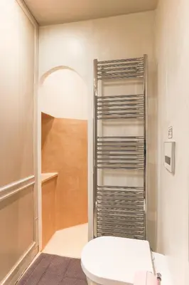 Salle de bains dans l'établissement Louvre Charmant Studio