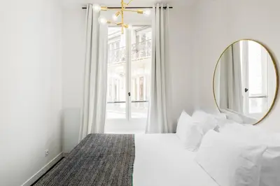 Un ou plusieurs lits dans un hébergement de l'établissement Habitat Parisien - 1BR-1BA - Bourse Montorgueil