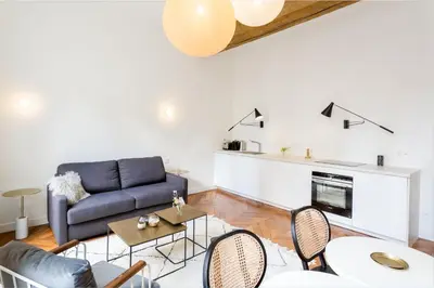 Cuisine ou kitchenette dans l'établissement Habitat Parisien - 1BR-1BA - Bourse Montorgueil