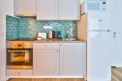 Cuisine ou kitchenette dans l'établissement NEW Paradis - 2Bdrs Flat in the Heart of Paris