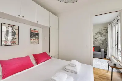 Un ou plusieurs lits dans un hébergement de l'établissement NEW Paradis - 2Bdrs Flat in the Heart of Paris