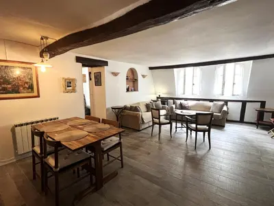 Coin salon dans l'établissement Typical Marais 3 bedroom - Beaubourg