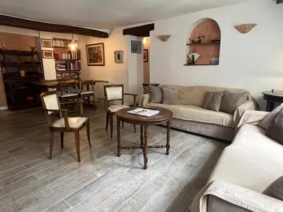 Coin salon dans l'établissement Typical Marais 3 bedroom - Beaubourg
