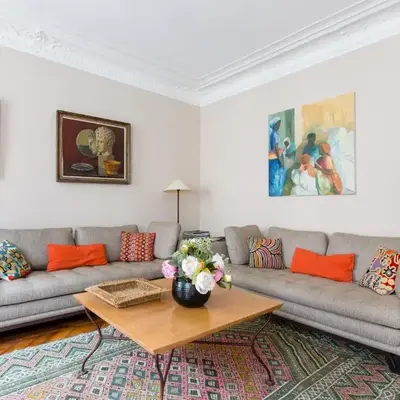 Veeve - Muted Beauty in Batignolles